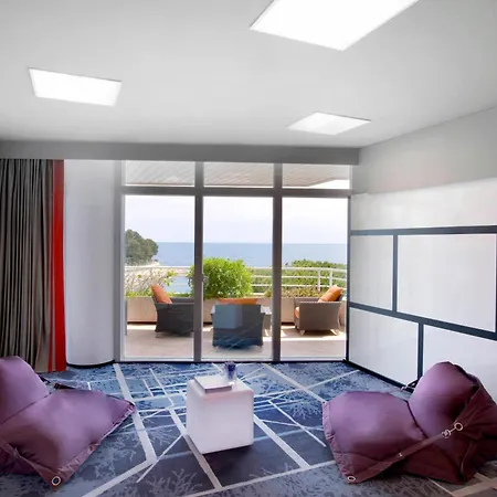 Le Meridien Plaza Hotel