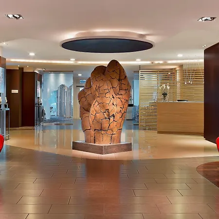 Le Meridien Plaza מלון