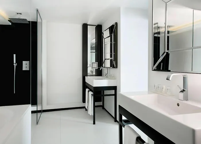 Le Meridien Plaza